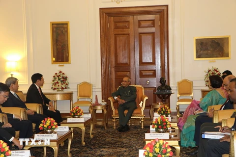 Tổng thống Ấn Độ Pranab Mukherjee tiếp Phó Thủ tướng, Bộ trưởng Ngoại giao Phạm Bình Minh, ngày 4/7. (Ảnh: Huy Bình/TTXVN)