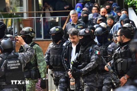Cảnh sát Mexico bắt giữ tội phạm ma túy ở Mexico City ngày 2/5. (Nguồn: AFP/TTXVN)