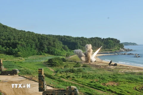 Tên lửa được phóng trong cuộc tập trận chung Mỹ - Hàn ở bờ biển phía Đông Hàn Quốc ngày 5/7. (Nguồn: EPA/TTXVN)