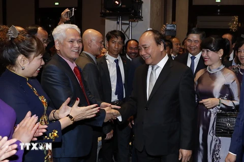 Thủ tướng Nguyễn Xuân Phúc gặp gỡ thân mật cán bộ, nhân viên Đại sứ quán và đại diện cộng đồng người Việt Nam tại Đức. (Ảnh: Thống Nhất/TTXVN)