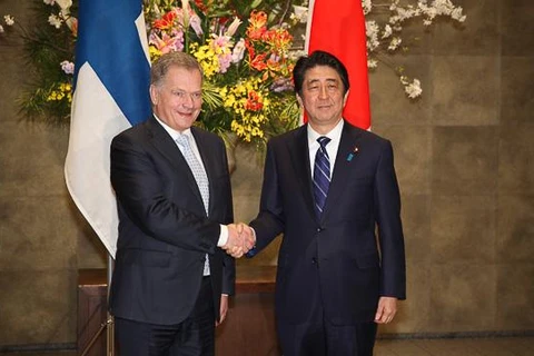 Thủ tướng Nhật Bản Shinzo Abe (phải) và Tổng thống Phần Lan Sauli Niinisto. (Nguồn: presidentti.fi)