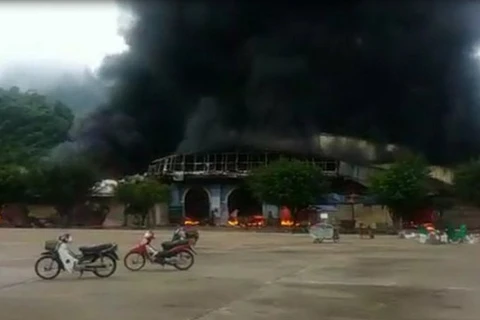 Cháy dữ dội tại khu vực Cửa khẩu Tân Thanh, thiêu rụi gần 40 kiốt 