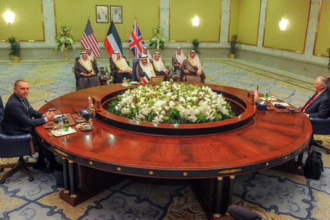 Ngoại trưởng Kuwait Sabah Khaled Al-Hamad Al-Sabah (giữa), Ngoại trưởng Mỹ Rex Tillerson (phải) và Cố vấn An ninh Quốc gia Anh Mark Sedwil (trái). (Nguồn: AP)