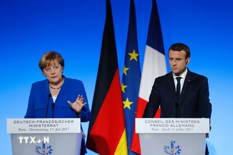 Thủ tướng Đức Angela Merkel (trái) và Tổng thống Pháp Emmanuel Macron. (Nguồn: AFP/TTXVN)
