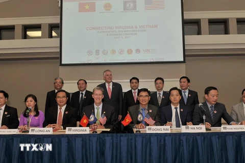 Đại diện các địa phương Việt Nam và Tiểu bang Virginia ký các Biên bản Ghi nhớ về thúc đẩy hợp tác. (Ảnh: Thanh Tuấn-Đoàn Hùng/TTXVN)