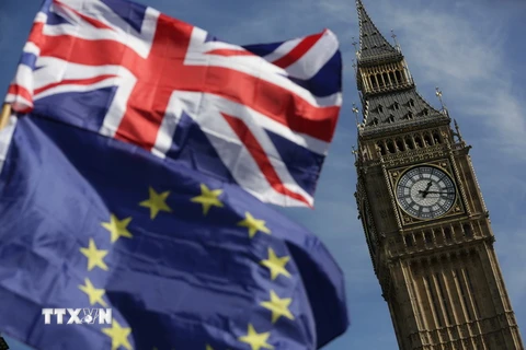 Quốc kỳ Liên hiệp Anh và cờ Liên minh châu Âu tại khu vực tòa nhà Quốc hội Anh ở London. (Nguồn: AFP/TTXVN)