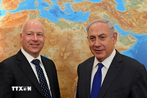 Đặc phái viên của Tổng thống Mỹ Donald Trump, ông Jason Greenblatt (trái) đã gặp Thủ tướng Israel Benjamin Netanyahu. (Nguồn: EPA/TTXVN)