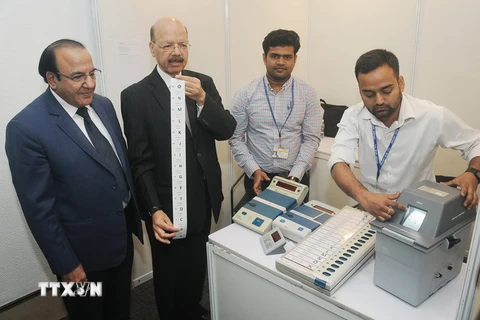 Chủ tịch Ủy ban Bầu cử Ấn Độ Nasim Zaidi (thứ 2, bên trái) kiểm tra công tác chuẩn bị bầu cử ở New Delhi ngày 20/5. (Nguồn: EPA/TTXVN)