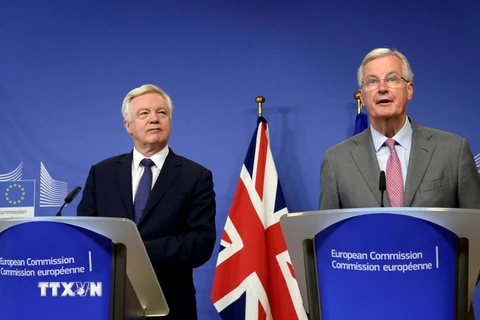 Trưởng đoàn đàm phán Brexit của EU Michel Barnier (phải) và Bộ trưởng phụ trách vấn đề Brexit David Davis (trái) của Anh tại cuộc họp ở Brussels, Bỉ ngày 17/7. (Nguồn: EPA/TTXVN)