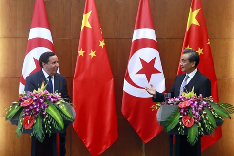 Ngoại trưởng Trung Quốc Vương Nghị (phải) và người đồng cấp Tunisia Khemaies Jhinauoi. (Nguồn: china-embassy.org)