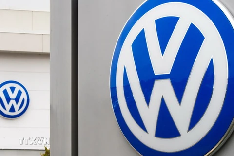 Logo của Tập đoàn sản xuất xe ôtô Volkswagen (VW) tại Woodbridge, Virginia, Mỹ. (Nguồn: AFP/TTXVN)