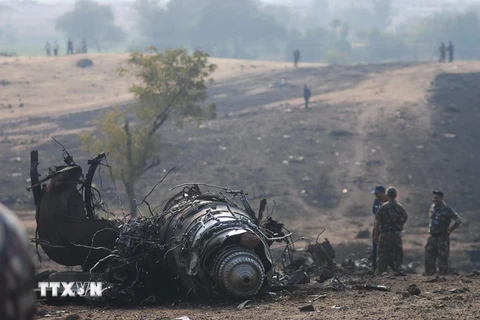Hiện trường một vụ máy bay chiến đấu rơi ở Ấn Độ hồi năm 2011. (Nguồn: AFP/TTXVN)