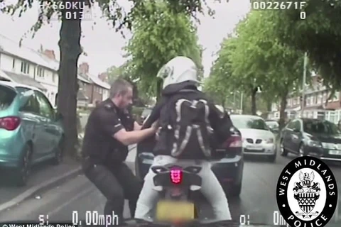 Tên trộm xe máy choáng váng khi bị cảnh sát bắt ngay trên đường