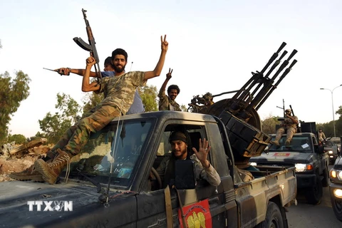 Các thành viên của Tư lệnh Quân đội quốc gia Libya tiến vào Benghazi ngày 5/6. (Nguồn: AFP/TTXVN)
