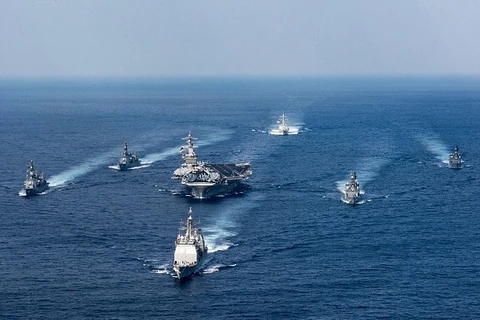 Tàu hải quân Mỹ đã bắn cảnh cáo tàu của Iran. (Nguồn: EPA)