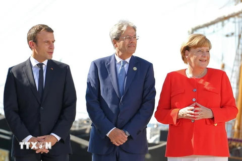 Thủ tướng Đức Angela Merkel (phải), Thủ tướng Italy Paolo Gentiloni (giữa) và Tổng thống Pháp Emmanuel Macron (trái) tại cuộc gặp ở Trieste, Italy ngày 12/7. (Nguồn: EPA/TTXVN)