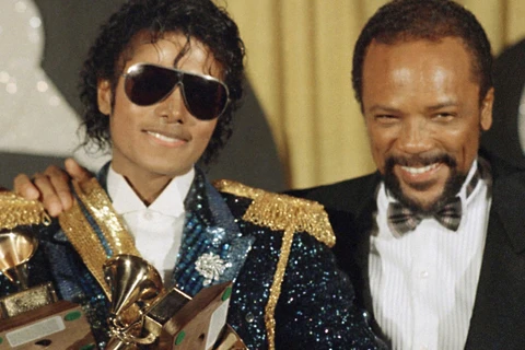 Michael Jackson chụp ảnh chung với Quincy Jones hồi năm 1984. (Nguồn: AP)