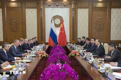 Vòng tham vấn do Ủy viên Quốc vụ Trung Quốc Dương Khiết Trì (thứ hai, phải) và Thư ký Hội đồng An ninh Nga Nikolai Patrushev (thứ hai, trái) đồng chủ trì. (Nguồn: THX/TTXVN)