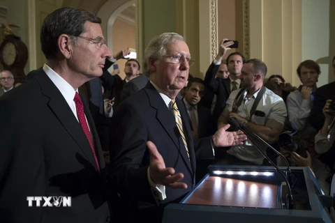 Lãnh đạo đa số tại Thượng viện Mỹ Mitch McConnell (giữa) và các Thượng nghị sỹ tại cuộc họp báo ở Washington, DC ngày 25/7. (Nguồn: EPA/TTXVN)