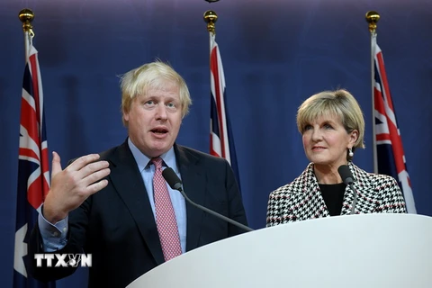 Ngoại trưởng Anh Boris Johnson (trái) và Ngoại trưởng Australia Julie Bishop (phải) tại cuộc họp báo chung trong khuôn khổ Hội nghị AUKMIN ở Sydney ngày 27/7. (Nguồn: EPA/TTXVN)