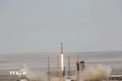 Tên lửa Simorgh rời bệ phóng tại Trung tâm vũ trụ quốc gia Imam Khomeini ở Iran ngày 27/7. (Nguồn: EPA/TTXVN)