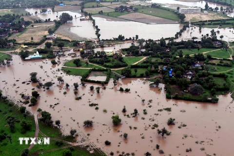 Cảnh ngập lụt tại Bắc Gujarat, Ấn Độ ngày 25/7. (Nguồn: EPA/TTXVN)