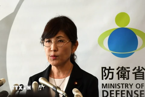 Bà Tomomi Inada tại cuộc họp báo ở Tokyo sau khi đệ đơn từ chức ngày 28/7. (Nguồn: AFP/TTXVN)