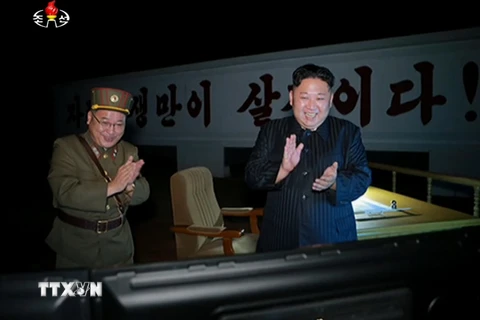 Nhà lãnh đạo Triều Tiên Kim Jong-Un thị sát vụ phóng tên lửa Hwasong - 14 đêm 28/7. (Nguồn: YONHAP/TTXVN)