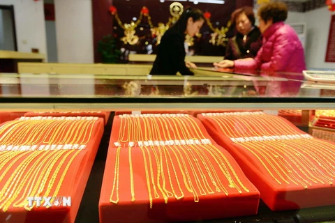 Đồ trang sức bằng vàng được bày bán trong cửa hàng ở Thanh Đảo, tỉnh Sơn Đông, Trung Quốc ngày 7/1/2015. (Nguồn: AFP/TTXVN)