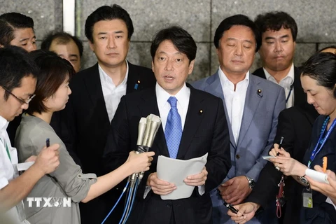 Ông Itsunori Onodera (giữa) phát biểu trong cuộc họp báo ở Tokyo về vụ thử tên lửa đạn đạo của Triều Tiên hồi năm 2014. (Nguồn: Kyodo/TTXVN)