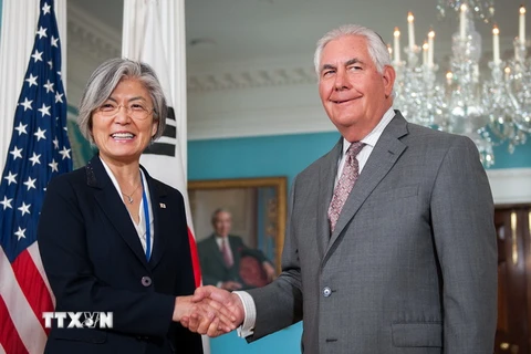 Ngoại trưởng Hàn Quốc Kang Kyung-wha (trái) và người đồng cấp Mỹ Rex Tillerson (phải) tại cuộc gặp ở Washington, DC, Mỹ ngày 28/6. (Nguồn: EPA/TTXVN)