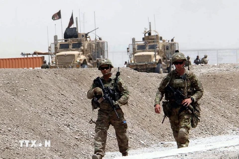 Binh sỹ NATO phong tỏa hiện trường vụ tấn công do Taliban gây ra hôm 2/8. (Nguồn: EPA/TTXVN)