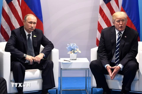 Tổng thống Mỹ Donald Trump (phải) trong cuộc gặp Tổng thống Nga Vladimir Putin tại một sự kiện ở Hamburg, Đức ngày 7/7. (Nguồn: AFP/TTXVN)