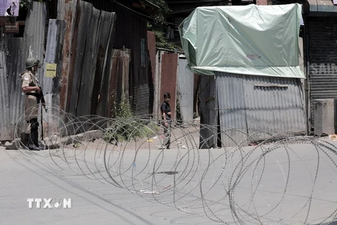 Hàng rào dây thép gai ở khu vực Kashmir. (Nguồn: EPA/TTXVN)