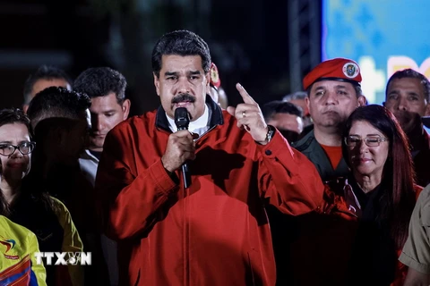 Tổng thống Venezuela Nicolas Maduro (giữa) phát biểu tại thủ đô Caracas ngày 31/7. (Nguồn: EPA/TTXVN)