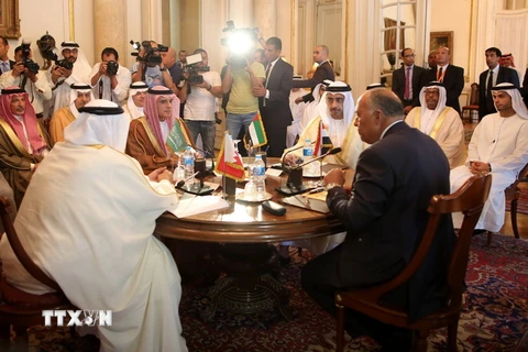 Ngoại trưởng Bahrain Khalid bin Ahmed al-Khalifa, Ngoại trưởng Saudi Arabia Adel al-Jubeir, Ngoại trưởng UAE Abdullah bin Zayed al-Nahyan và Ngoại trưởng Ai Cập Sameh Shoukry tại cuộc họp về vấn đề Qatar ở Cairo, Ai Cập ngày 5/7. (Nguồn: EPA/TTXVN)
