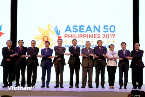 Bộ trưởng Ngoại giao Phạm Bình Minh (thứ tư, trái sang) chụp ảnh cùng các Ngoại trưởng tại lễ khai mạc Hội nghị AMM lần thứ 50 ở Manila (Philippines) ngày 5/8. (Ảnh: Xuân Vịnh/Vietnam+)