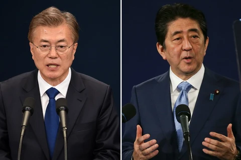 Tổng thống Moon Jae-in (trái) và Thủ tướng Nhật Bản Shinzo Abe. (Nguồn: AFP/Reuters)