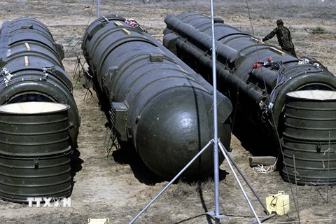 Ba tên lửa RSD 10 từ thời Xôviết chuẩn bị được tiêu hủy tại bãi phóng vệ tinh Kapustin Yar theo điều khoản của Hiệp ước INF. (Nguồn: SPUTNIK/TTXVN)