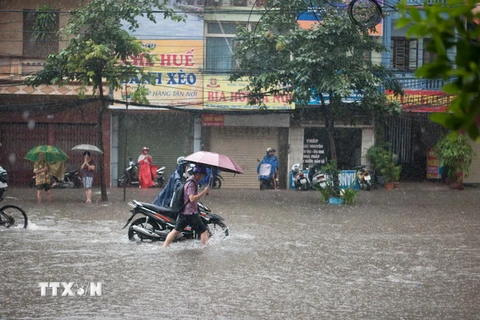Tuyến phố đoạn dốc Minh Khai liên tục bị ngập khi mưa lớn. (Ảnh: Phạm Tuấn Anh/TTXVN)
