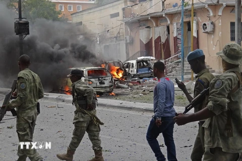 Nhân viên an ninh Somalia điều tra tại hiện trường một vụ đánh bom ở Mogadishu ngày 30/7. (Nguồn: AFP/TTXVN)
