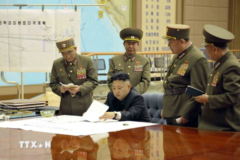 Nhà lãnh đạo Triều Tiên Kim Jong-un (giữa, phía trước) chủ trì một cuộc họp khẩn tại một địa điểm bí mật ở Triều Tiên. (Nguồn: EPA/TTXVN)