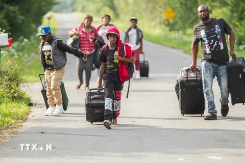 Người di cư Haiti tại Champlain, New York chuẩn bị vượt biên để vào Canada ngày 4/8. (Nguồn: AFP/TTXVN)