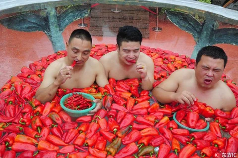 [Photo] Cay xé lưỡi với cuộc thi ăn ớt kỳ quặc ở Trung Quốc