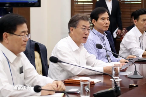 Tổng thống Hàn Quốc Moon Jae-in (thứ 2, trái) tại cuộc họp với các thư ký cấp cao ở Seoul ngày 7/8. (Nguồn: Yonhap/TTXVN)