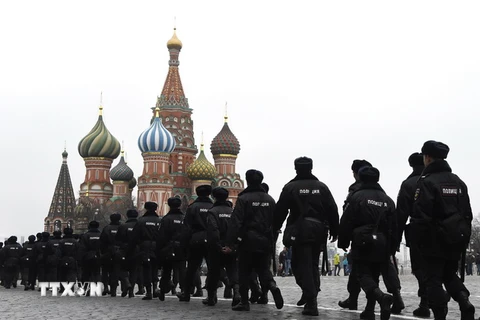 Cảnh sát Nga tuần tra tại Quảng trường Đỏ ở Moskva ngày 2/4. (Nguồn: AFP/TTXVN)