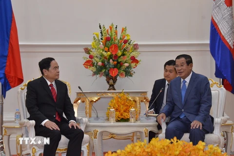 Thủ tướng Chính phủ Hoàng gia Campuchia Samdech Hun Sen tiếp Đoàn đại biểu Ủy ban Trung ương Mặt trận Tổ quốc Việt Nam do Chủ tịch Trần Thanh Mẫn, Ủy viên Trung ương Đảng dẫn đầu. (Ảnh: Phan Minh Hưng/TTXVN)
