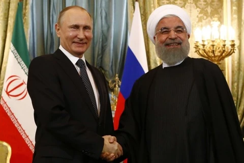 Tổng thống Nga Vladimir Putin (phải) gặp người đồng cấp Iran Hassan Rouhani. (Nguồn: AFP)