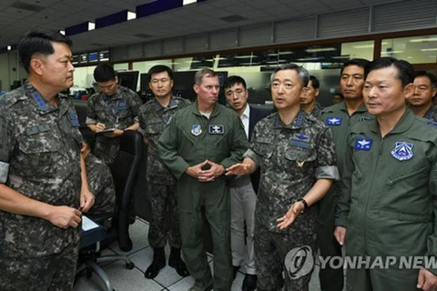 Tướng Lee Wang-keun (thứ hai từ phải sang) trong chuyến thăm Bộ Chỉ huy Không quân tại Căn cứ Không quân Osan, phía Nam Seoul. (Nguồn: Yonhap)