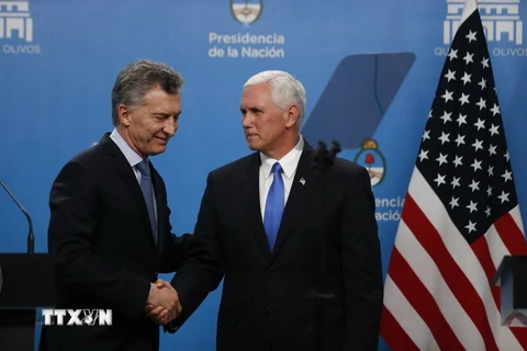 Tổng thống Argentina Mauricio Macri (trái) và Phó Tổng thống Mỹ Mike Pence (phải) tại cuộc họp báo ở Buenos Aires ngày 15/8. (Nguồn: EPA/TTXVN)